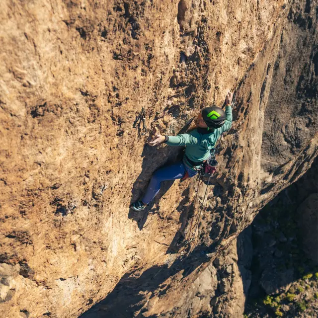 Hazel Findlay escalando un pared