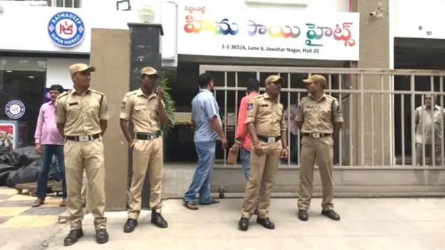 हैदराबादमध्ये धाडीदरम्यान पोलीस