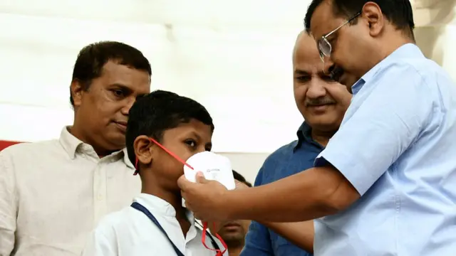 मास्क वाटप करताना मुख्यमंत्री अरविंद केजरीवाल
