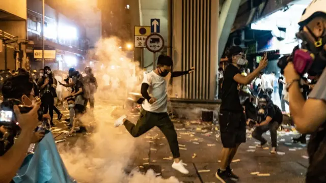 হংকং-এ বির্তকিত প্রত্যর্পণ আইনের বিরোধিতা করে বিক্ষোভ চলছে ৯ই জুন থেকে।