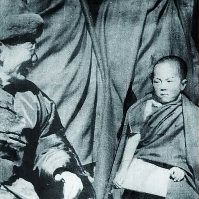 1940年2月22日第十四达赖喇嘛(右)在拉萨布达拉宫举行坐床典礼,时任国民政府蒙藏委员会委员长吴忠信(左)参加了典礼