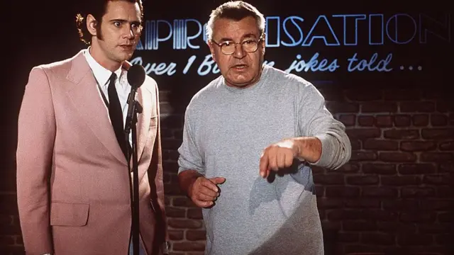 Džim Keri kao komičar Endi Kaufman sa Formanom na snimanju filma "Čovek na mesecu"