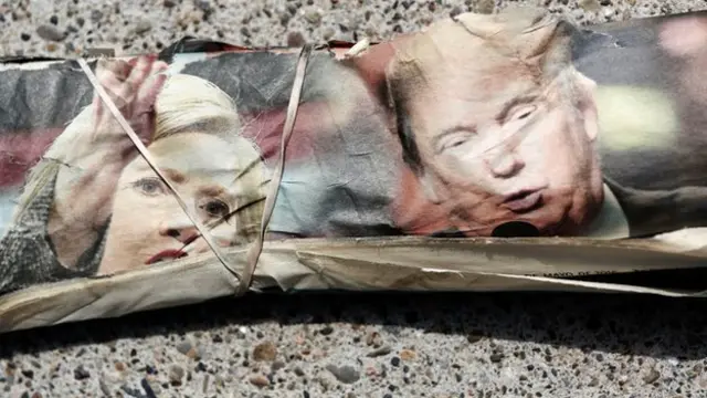 Un periódico doblado con la imagen impresa de Clinton y Trump