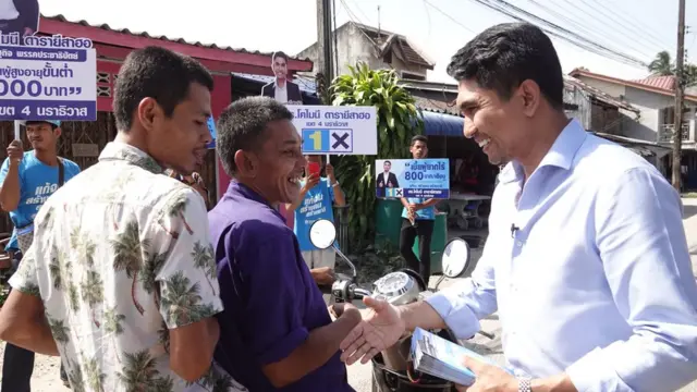 โฅไมนี ดารายีสาฮอ ผู้สมัคร ส.ส. นราธิวาส พรรคประชาธิปัตย์ ทักทายประชาชนขณะเดินหาเสียง