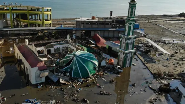 สภาพของมัสยิดแห่งหนึ่งในเมืองปาลูหลังเหตุแผ่นดินไหวและสึนามิบนเกาะสุลาเวสี