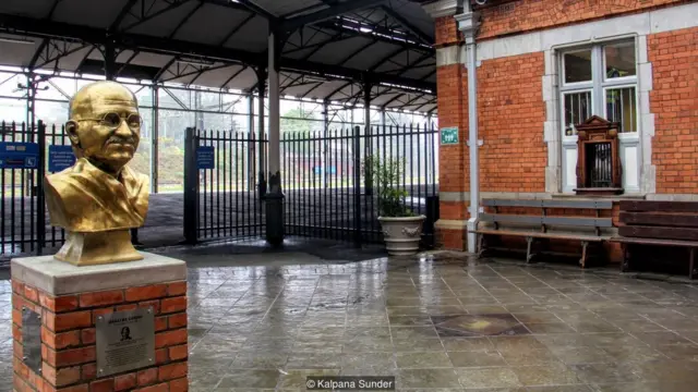 Stasiun Pietermaritzburg menjadi situs ziarah bagi orang India yang datang untuk memberi penghormatan bagi Gandhi