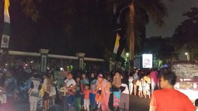 Warga di seputar kantor Gubernur Lampung.