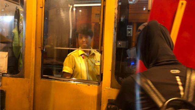 香港九龙红磡海底隧道收费广场一名收费员展现无奈表情（10/8/2019）