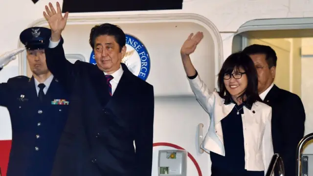 นางอินาดะนายกรัฐมนตรีชินโซ อาเบะ