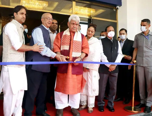 मंगलवार को जम्मू और कश्मीर के उपराज्यपाल मनोज सिन्हा ने श्रीनगर मंे इसी मल्टीप्लेक्स का उद्घाटन किया.