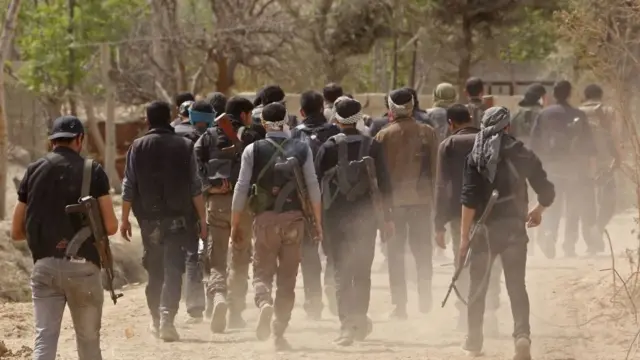 گروهی از شورشیان مسلح که براساس توافق با دولت سوریه غوطه شرقی را ترک کردند