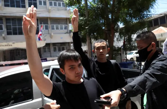 นายทัตเทพและนายภานุมาศชูสามนิ้ว