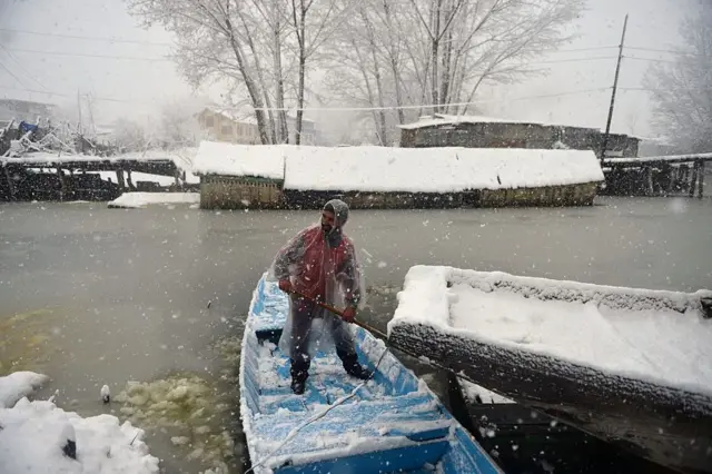 காஷ்மீர் மற்றும் சிம்லாவில் கடும் பனிப்பொழிவு (புகைப்படத் தொகுப்பு)