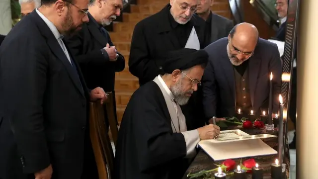 Міністр розвідки Ірану Махмуд Алаві підписує книгу пам'яті жертв українського лайнера