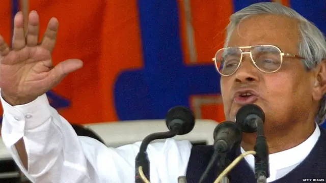 'वाजपेयी अंतर्मुख होते.'