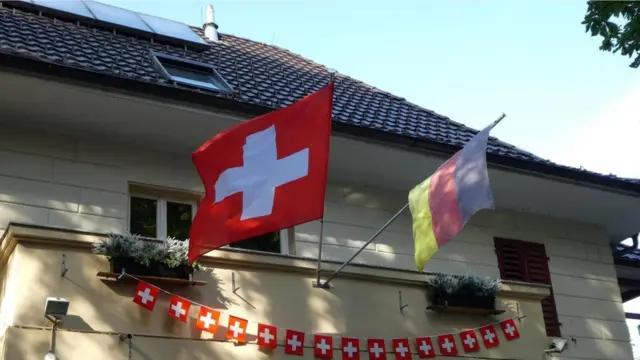 تنتمي "بوزنغين أم هوخراين" سياسيا إلى ألمانيا بينما تشكل - اقتصاديا - جزءا من سويسرا