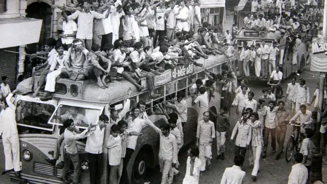 1974ના નવનિર્માણ વખતે સિટી બસ પર આંદોલનકારી યુવાનો.