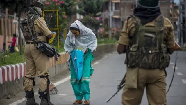 श्रीनगर में सुरक्षा जांच करते भारतीय सैनिक