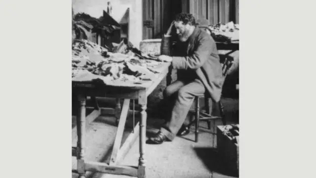 Solomon Schechter revisando los manuscritos