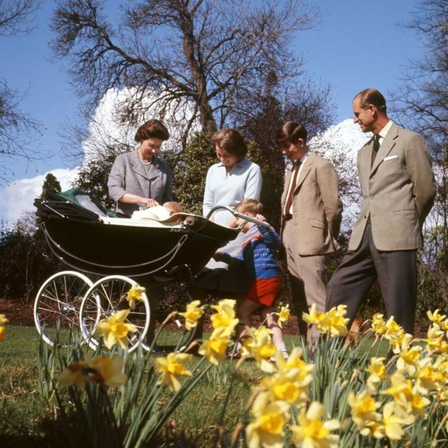 Rainha Elizabeth 2ª, príncipe Edward bebê, princesa Anne, príncipe Andrew, príncipe Charles e o duque de Edimburgo nos jardins de Frogmore House, em Windsor, Berkshire