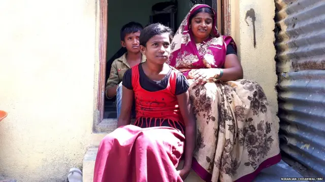 अंबिका सध्या दोन मुलांसह आईसोबत इथं राहतात