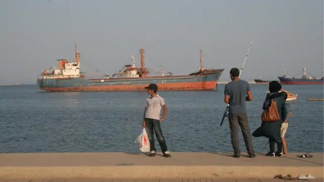 Рибалки на березі