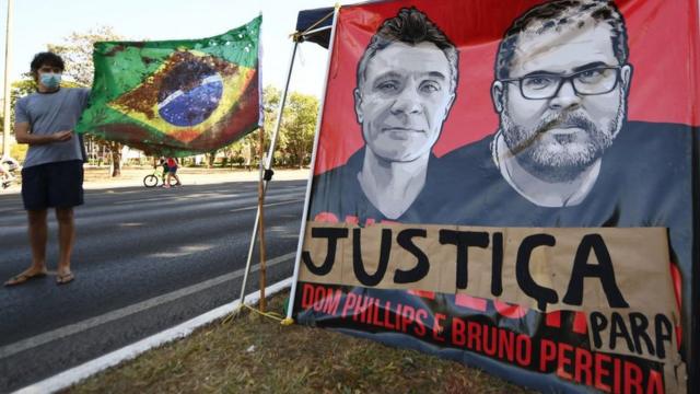 Manifestante pede justiça após o desaparecimento do jornalista britânico Dom Phillips e o indigenista Bruno Pereira na Amazôniaaposta mega caixajunhoaposta mega caixa2022. Ambos foram assassinados enquanto colaboravam para uma reportagem.