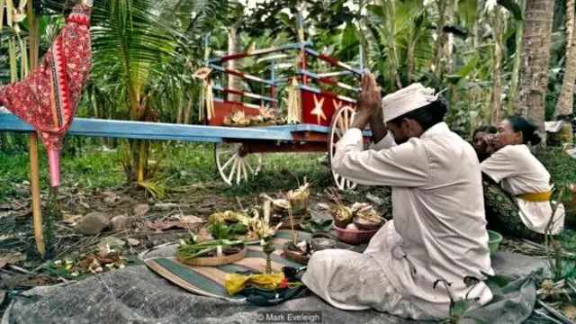 Doa dan persembahan pun diberikan untuk kesuksesan 'taksi pantai' Sudana, gerobak warna-warni yang ditarik oleh kerbau.