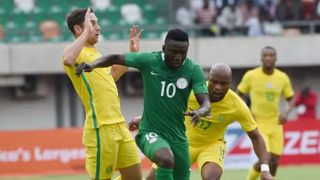 Le Nigérian Oghenekaro Etebo passant outre la défense Sud-africaine.