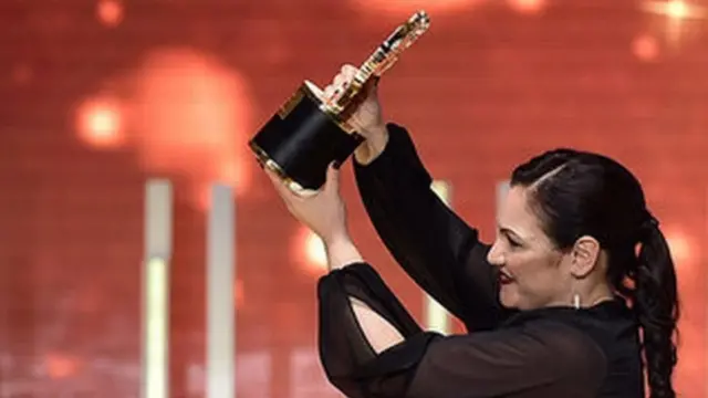 પુરસ્કાર સ્વીકારી રહેલાં આંદ્રિયાનો ફોટોગ્રાફ