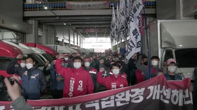 वेयरहाउस में हड़ताल पर कर्मचारी