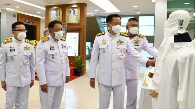 นายอนุทิน ชาญวีรกูล รองนายกฯ และ รมว. สธ. นำผู้บริหาร สธ. รับพระราชทานอุปกรณ์ทางการแพทย์