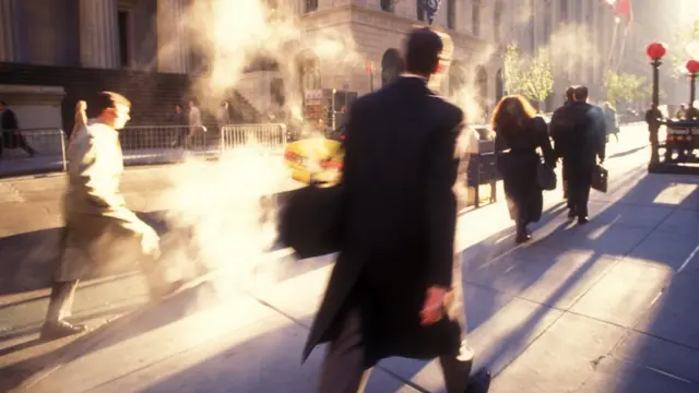 Gente caminando en Wall Street.