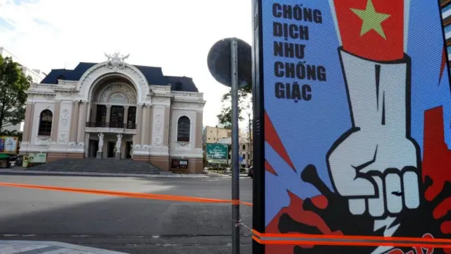 Một khẩu hiệu chống dịch bệnh Covid-19 phía trước Nhà hát lớn ở TP.HCM