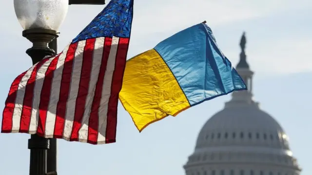 Amabendera ya Ukraine na Amerika yahungabana kw'ibarabara Pennsylvania Avenue rigana ku ngoro y'amakoraniro y'inama nshingamateka na nkenguzamateka (Capitol) ku wa gatatu