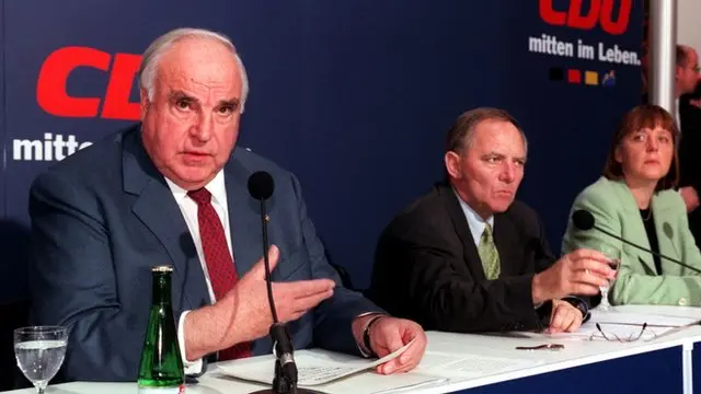 Helmut Kohl próximo a Merkel