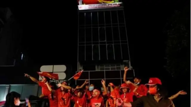 NLD ရုံးချုပ်ရှေ့ ၂၀၂၀ ရွေးကောက်ပွဲအောင်ပွဲခံည