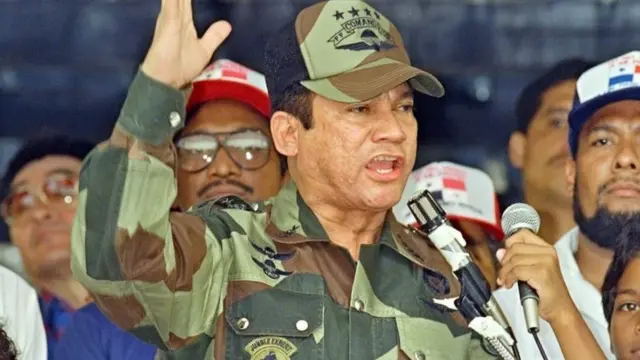 الجنرال مانويل نورييغا (وسط الصورة)