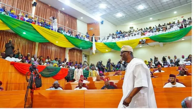 Sanwo-Olu n rin kọja niwaju ọpọ ero nile asofin