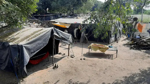 પીડિતા અને તેમનો પરિવાર આ પ્રકારના ઝૂંપડામાં રહે છે.