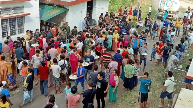 हिंसा ग्रस्त इलाक़ों से निकाले गए लोगों को सेना द्वारा बनाए शेल्टर में रखा गया है.