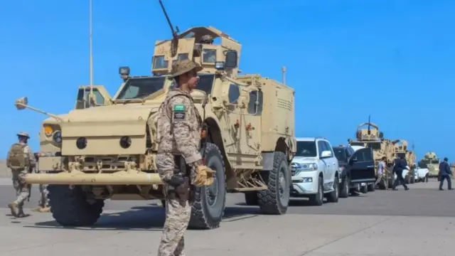 دعم التحالف حكومة عبد ربه منصور هادي في مواجهة المسلحين الحوثيين الذين يسيطرون على العاصمة صنعاء