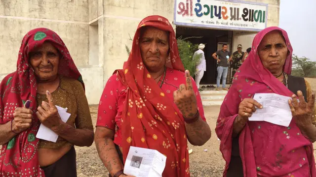 મતદાનનાં ભાતીગળ રંગ: મોરબી જિલ્લાનાં ગ્રામ્ય વિસ્તારોનાં મહિલાઓએ પણ મતદાનના અધિકારનો ઉપયોગ કર્યો હતો