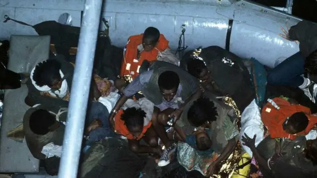 Etiopski Jevreji se prevoze čamcem od obale do mornaričkog broda