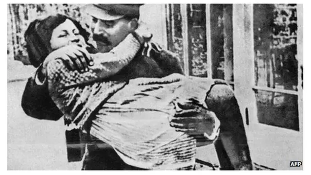 ස්ටාලින් සිය දියණිය වන ස්වෙත්ලානා සුරතල් කරමින්
