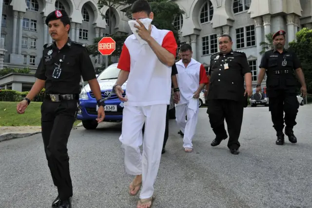 Hermanos mexicanos siendo trasladados por las autoridades en 2013.