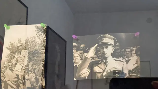 Stare fotografije čuvaju se u posebnoj vitrini u stanu Vukmanovića