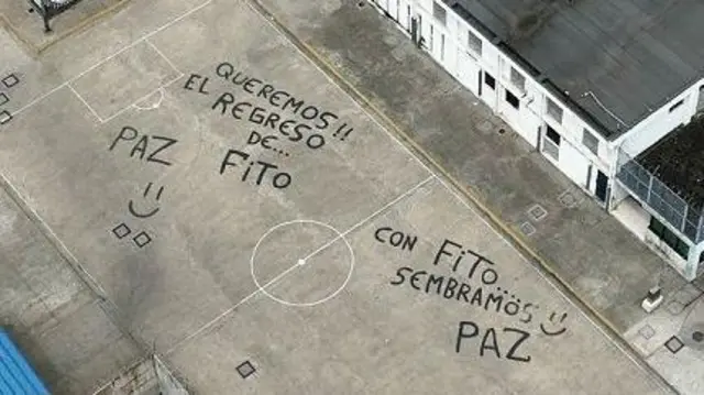 Penjara dikendalikan oleh geng kartel narkoba, seperti Choneros, yang dipimpin oleh "Fito".