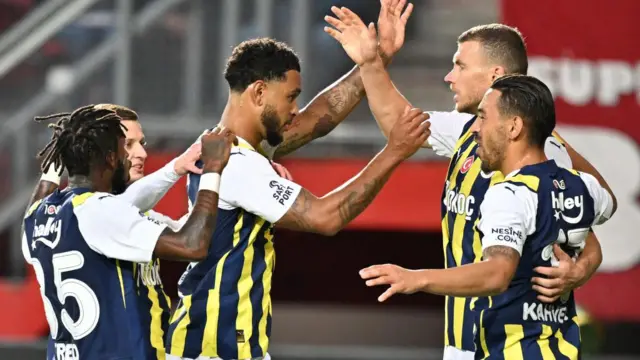 Fenerbahçe play-off turunda Twente'yi rahat bir şekilde eleyerek gruplara kaldı