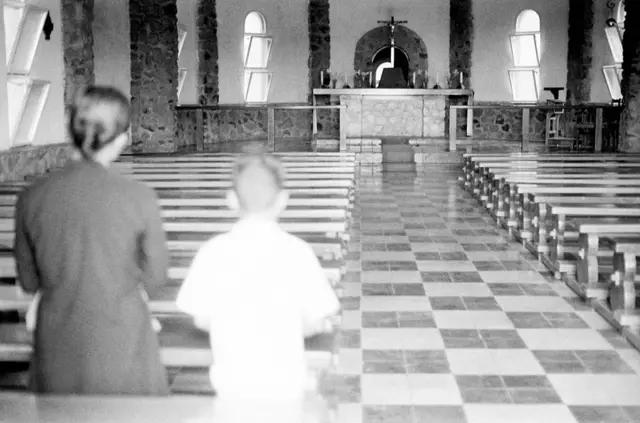 Hai người đang cầu nguyện trong một nhà thờ tại Sài Gòn vào năm 1959